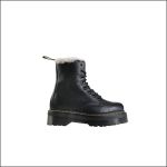 Schwarzer Schnürstiefel aus Leder mit dicker Sohle, gelben Ziernähten und weißem Fellfutter am Schaft, abgebildet vor einem schlichten weißen Hintergrund.