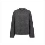 Grauer Pullover mit Zopfmuster, langen Ärmeln und Rundhalsausschnitt, präsentiert vor einem schlichten weißen Hintergrund.