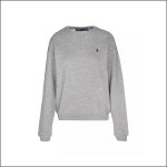 Graues Sweatshirt mit Rundhalsausschnitt und langen Ärmeln sowie einem kleinen gestickten Logo auf der linken Brust, dargestellt vor einem schlichten weißen Hintergrund.