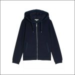Ein marineblauer Kapuzenpullover mit Reißverschluss, Vordertaschen und einer Kapuze mit Kordelzug, abgebildet vor einem schlichten weißen Hintergrund.