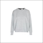 Ein schlichtes, hellgraues Sweatshirt mit Rundhalsausschnitt und langen Ärmeln, abgebildet vor einem weißen Hintergrund.