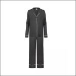 Dunkelgraues Langarm-Pyjama-Set mit Knöpfen und hellfarbiger Paspel an Kragen, Manschetten und Hosenbeinsäumen, präsentiert vor weißem Hintergrund.