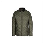 Olivgrüne, gesteppte Jacke mit Druckknöpfen vorne, zwei Taschen und einem dunklen Kragen, abgebildet vor einem schlichten weißen Hintergrund.