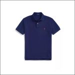 Marineblaues Kurzarm-Poloshirt mit Kragen und einem kleinen roten Logo auf der Brust, das sich vor einem weißen Hintergrund abhebt.