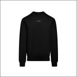 Schwarzes Sweatshirt mit Rundhalsausschnitt und langen Ärmeln sowie einem kleinen weißen, rechteckigen Logo auf der Brust, das auf einem schlichten weißen Hintergrund abgebildet ist.