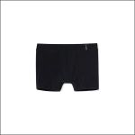 Schwarze Boxershorts auf weißem Hintergrund. Am Bund befindet sich auf der linken Seite ein kleines Etikett. Die Shorts liegen ordentlich flach aus.