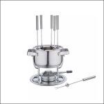 Fondue-Set aus Edelstahl mit sechs Gabelchen, die im Topf stehen, und einer Gabel, die separat davor auf einem weißen Hintergrund liegt.