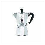 Eine silberne Bialetti-Espressokanne für den Herd mit schwarzem Griff und Drehknopf, präsentiert vor einem schlichten weißen Hintergrund.