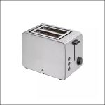 Silberner Toaster für zwei Scheiben mit drei Tasten, einem schwarzen Drehknopf und einem Hebel an der Seite, schräg von der Seite auf einem schlichten weißen Hintergrund aufgenommen.