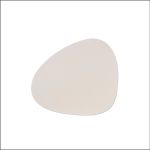 Unregelmäßiges, rundes, weißes Objekt auf einem schlichten weißen Hintergrund, das einem glatten, flachen Stein oder einer abstrakten Tischunterlage ähnelt.
