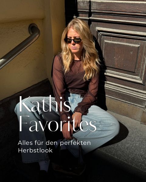 Eine Frau mit Sonnenbrille und Herbstkleidung sitzt im Sonnenlicht an einer Holztür. Der Text lautet: „Kathis Favoriten. Alles für den perfekten Herbstlook.“.