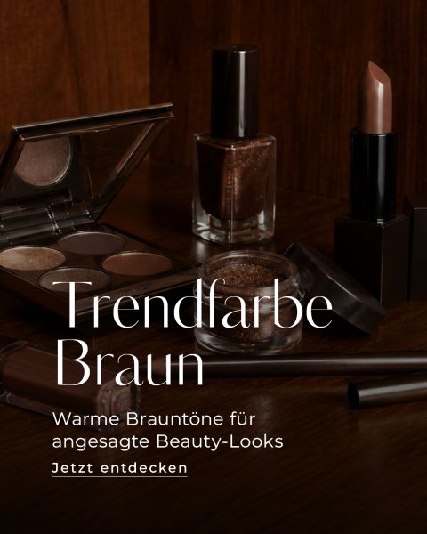 Braune Make-up-Produkte wie Lidschatten, Nagellack, Lippenstift und Pinsel auf einer dunklen Holzunterlage. Der Text auf Deutsch wirbt für braune Beauty-Trends.
