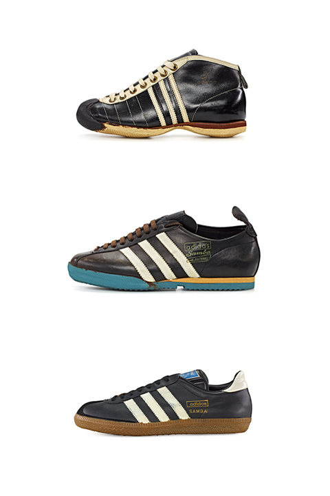 Drei schwarze Adidas-Samba-Schuhe im Vintage-Stil, jeweils mit weißen Streifen und Gummisohlen, die in einer vertikalen Anordnung präsentiert werden, um ihre gestalterische Entwicklung hervorzuheben.