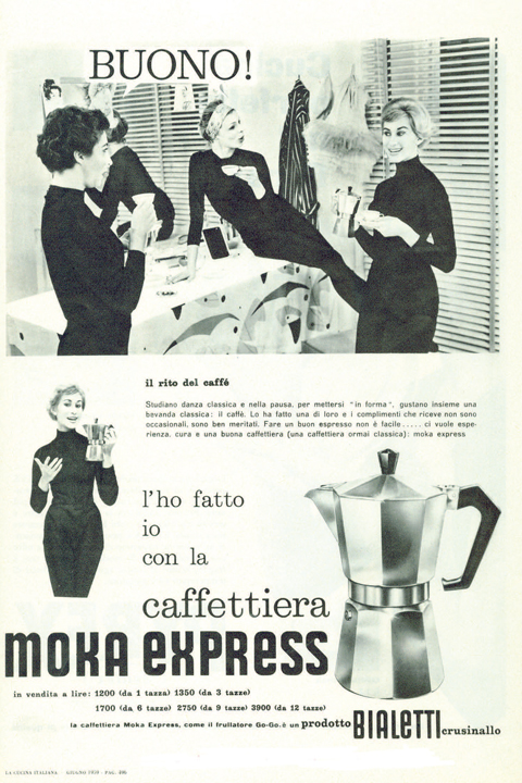 Drei Frauen genießen gemeinsam einen Kaffee, wobei eine die andere spielerisch hochhebt. Darunter ist eine Moka-Express-Kaffeemaschine zu sehen, auf der ein italienischer Werbetext für das Produkt von Bialetti zu lesen ist.