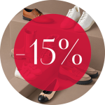 Ein roter Kreis mit der Aufschrift „-15 %“ umgibt die auf beigen Stufen ausgestellten Schuhpaare, darunter Sneaker, Slipper und Ballerinas.