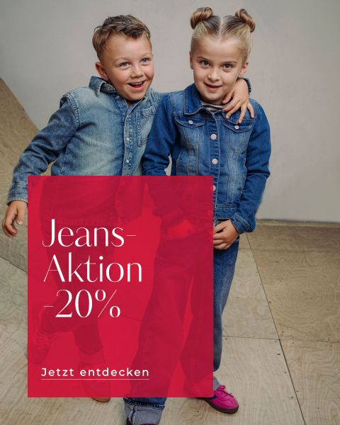 Zwei Kinder in Jeansoutfits lächeln gemeinsam in die Kamera. Ein Einblendungstext auf Deutsch wirbt für eine 20-prozentige Rabattaktion auf Jeans und lädt die Zuschauer dazu ein, mehr zu entdecken.