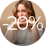 Lächelnde Frau, die mit dem Kinn auf den Händen sitzend zwinkert; darüber ein großer weißer Schriftzug mit der Angabe „-20 %“ Rabatt.