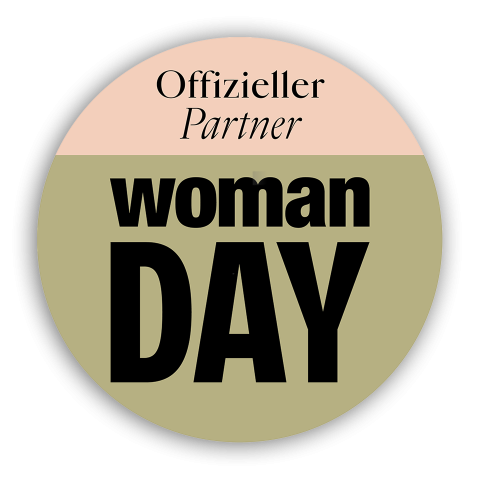 Rundes Abzeichen mit der Aufschrift: „Offizieller Partner woman DAY“ auf einem zweifarbigen Hintergrund, oben rosa und unten olivgrün.