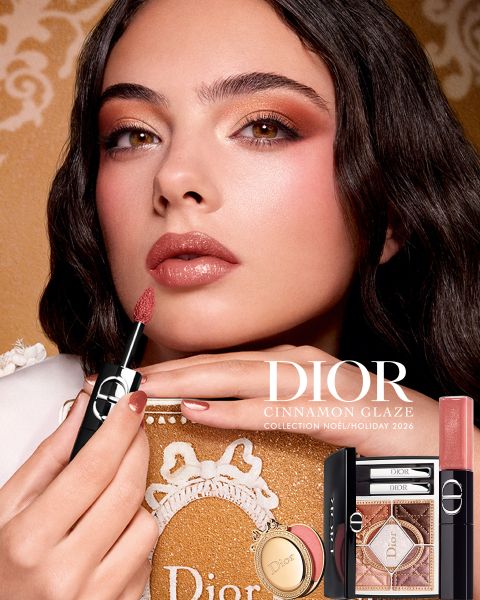 Eine Frau trägt den Lippenstift „Rouge Dior“ auf und hält den Applikator nahe an ihre Lippen. Drei Lippenstifthülsen sind abgebildet. Der Text wirbt für einen 24-Stunden-Lippenstift, der nicht abfärbt, die Lippen sanft verwischt und ein mattes Finish bietet.
