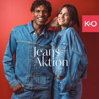 Zwei Personen in Jeansjacken und Jeans lächeln vor einer roten Wand. Der Text lautet „Jeans Aktion“, und in der rechten oberen Ecke ist ein K&O-Logo zu sehen.