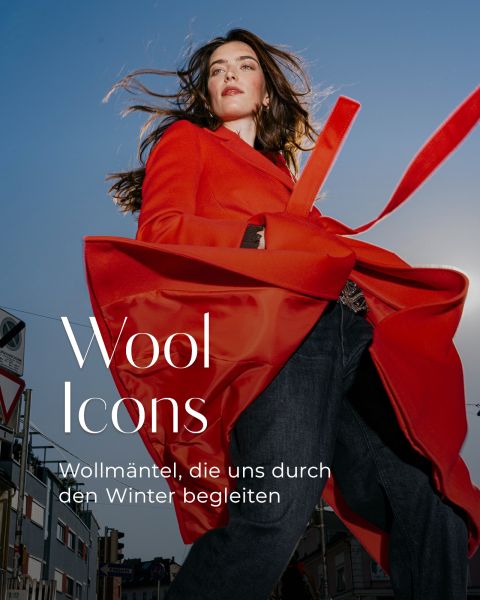 Eine Frau in einem roten Mantel, über den der Schriftzug „Wool Icons: Wollmäntel, die uns durch den Winter begleiten“ eingeblendet ist.