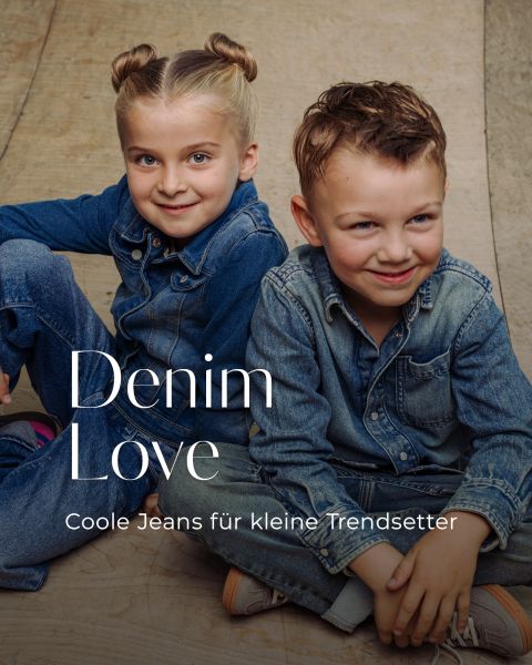 Ein Junge und ein Mädchen in Jeansoutfits sitzen auf dem Boden, daneben steht der Text „Denim Love“ und „Coole Jeans für kleine Trendsetter“.