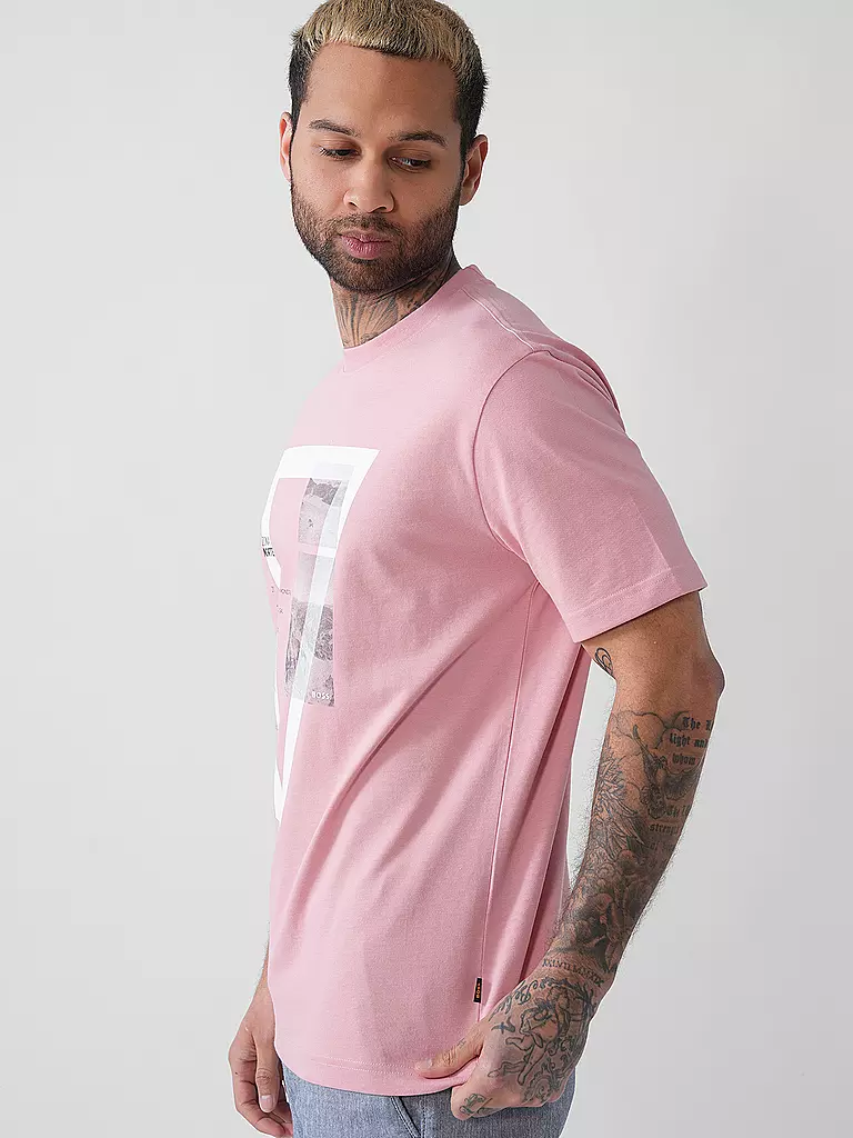 BOSS | T-Shirt TE_ONTHEWAY | rosa