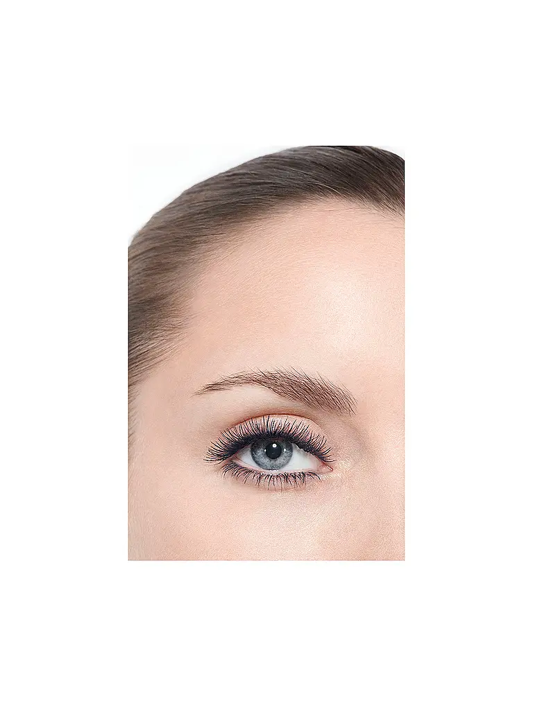 CHANEL | DIE ALL-IN-ONE-MASCARA: VOLUMEN, LÄNGE, SCHWUNG UND DEFINITION | Grau