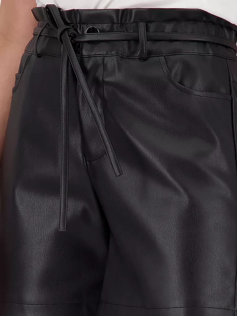 MONARI | Bermuda in Leder Optik | schwarz