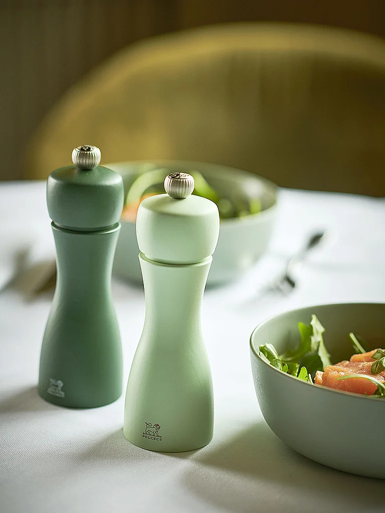 This set of French-made manual salt and pepper mills brings a fresh, open air feeling to the Tahiti collection. The pepper mill is easy to recognise with its intense night sky tones, which work in harmony alongside the softer daylight glow of the salt mill. Tahiti