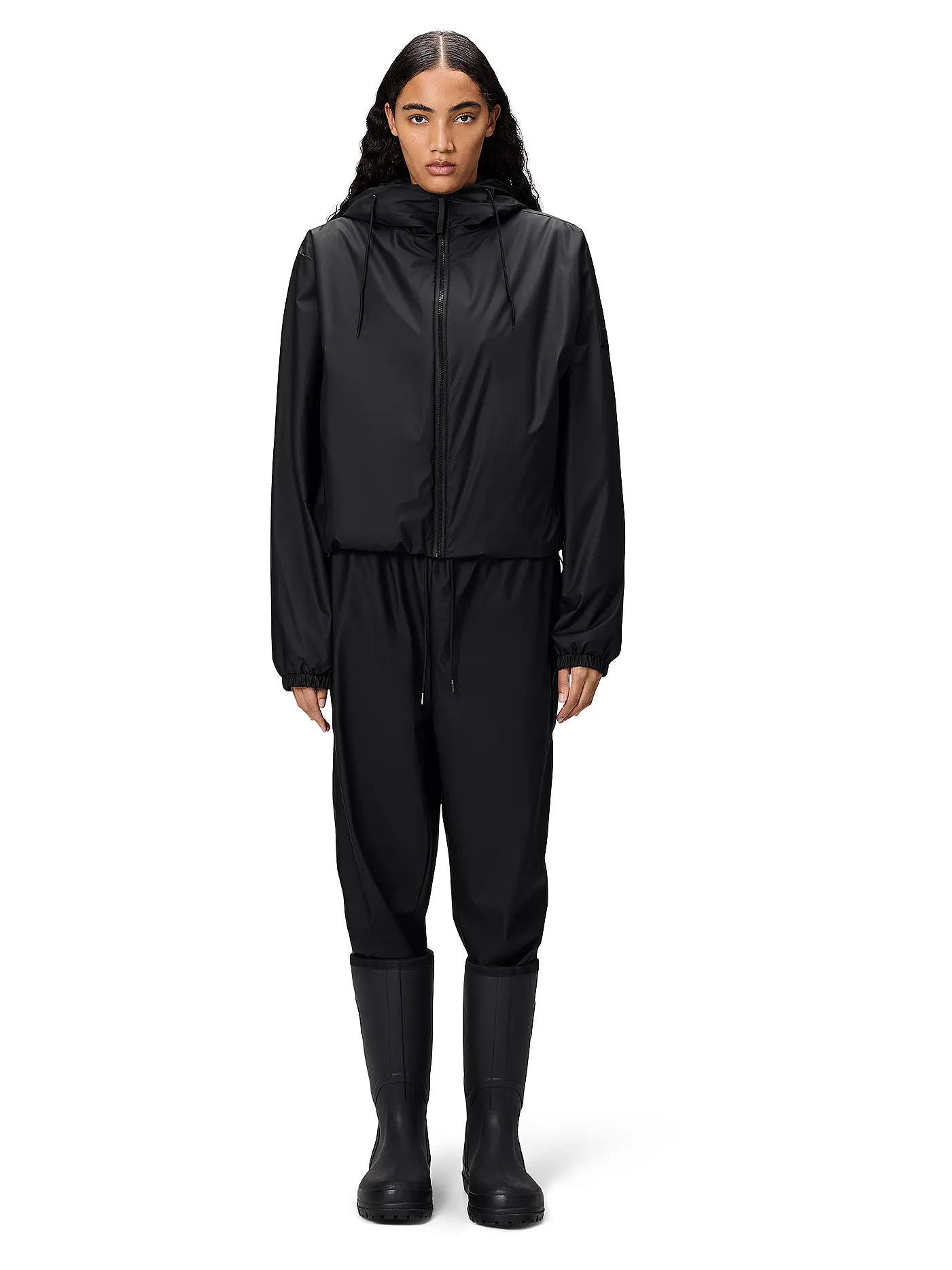 RAINS | Jacke LOHJA SHORT INSULTED JACKET | schwarz