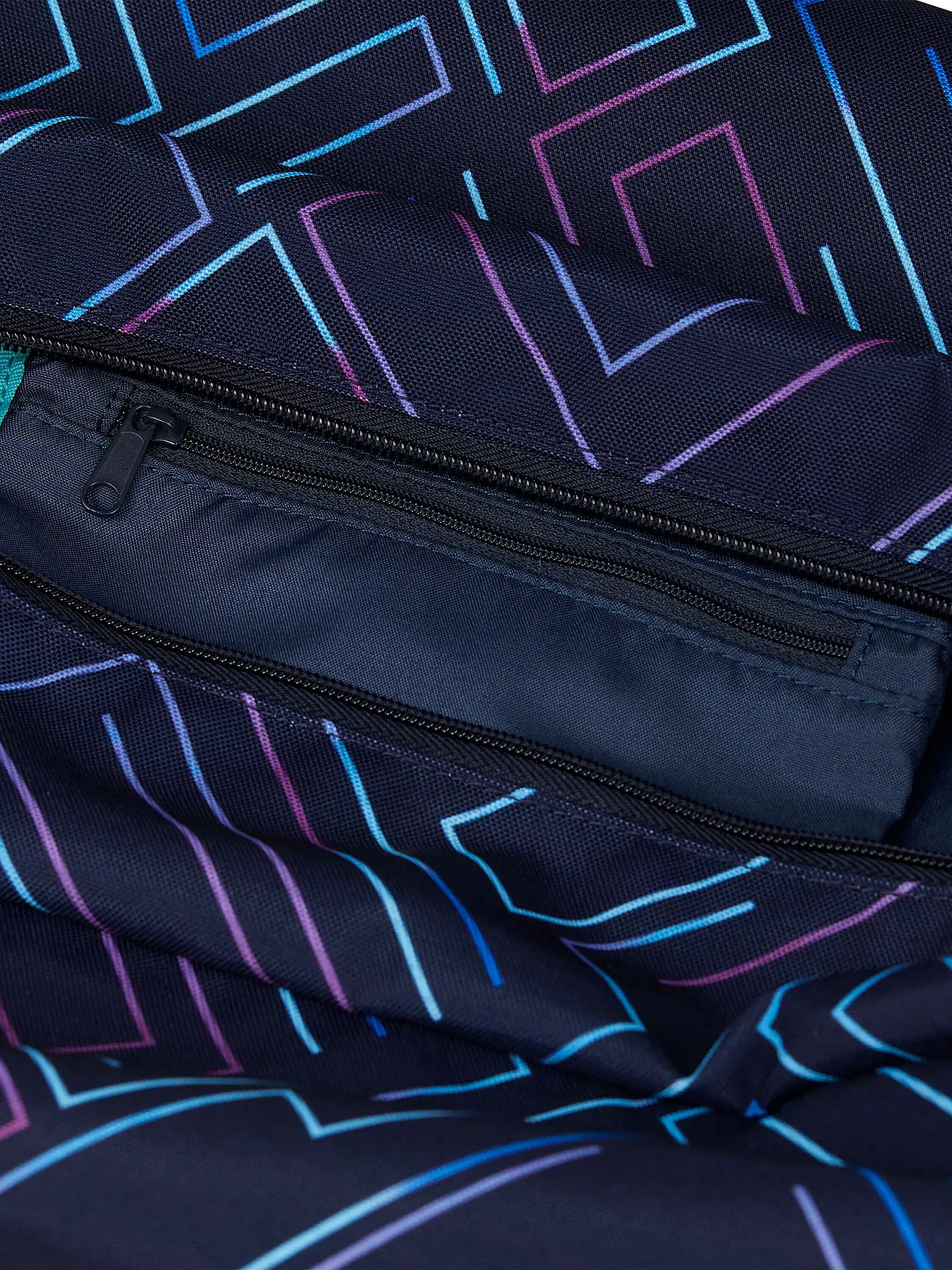 SATCH | Sporttasche - Purple Laser | schwarz