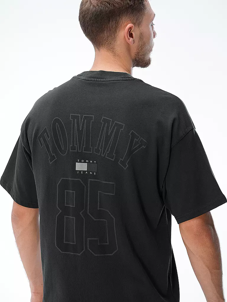 TOMMY JEANS | T-Shirt REMASTERED 1985 | schwarz