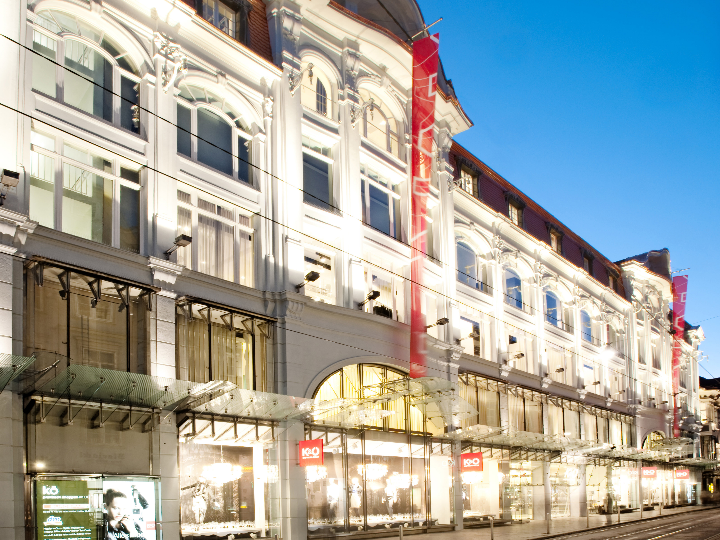 Kastner & Öhler Warenhaus in der Grazer Altstadt Auf 8 Stockwerken und insgesamt 40.000qm erwartet Kunden bei Kastner & Öhler Graz/Sackstraße ein Einkaufserlebnis der besonderen Art