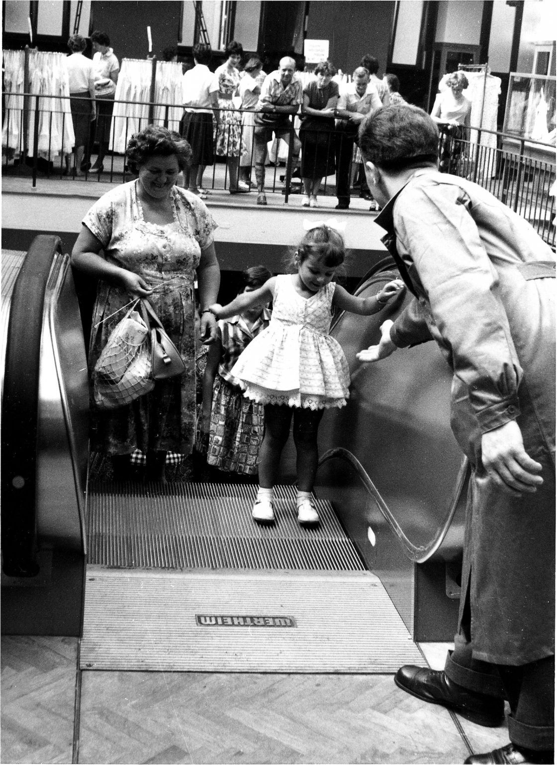 rolltreppe_kind_august_1959-2 rolltreppe_kind_august_1959-2