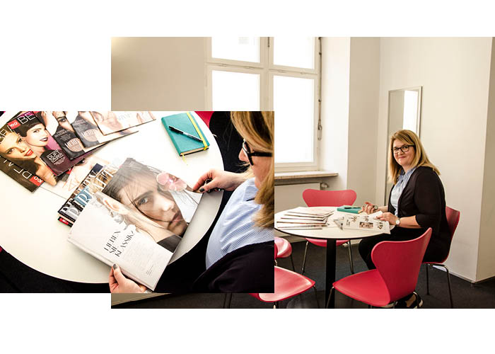 Beutymagazine_01 Unsere Beauty Expertin Manuela in ihrem Büro mit allen Beauty Magazin Ausgaben der letzten Jahre.