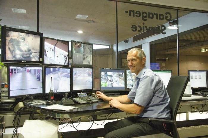 garage_Bild 1_Monitore 15 Monitore sorgen für flächendeckenden Überblick