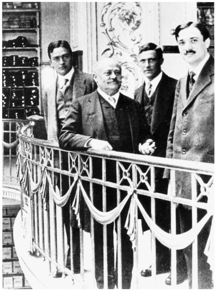 HIres_HermannOehler FranzOehler HerbertKastner RichardKastner1913 Auf der Kommandobrücke im ersten Stock versammeln sich (von links): Franz Öhler, sein Vater Hermann Öhler, Gründer der Firma, Richard Kastner und sein Bruder Albert Kastner.