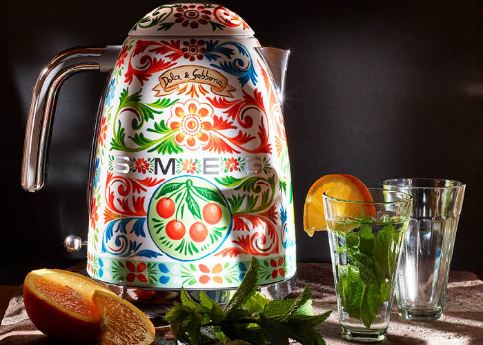 SMEG_Bild 2 Eines der Prachtstücke ist der Wasserkocher, geschmückt mit Motiven traditioneller sizilianischer Handkarren. Zum Verlieben!
