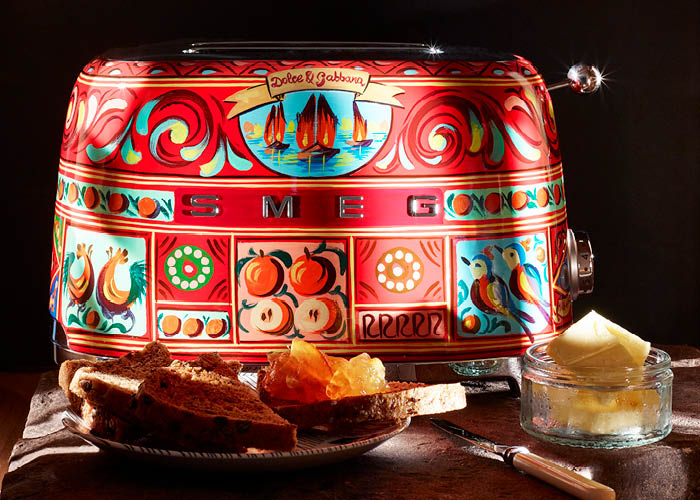 SMEG_Bild 3 Inspiriert von traditioneller sizilianischer Keramik, leuchtet der SMEG Toaster im Dolce & Gabbana Design in den Farben des Sommers.