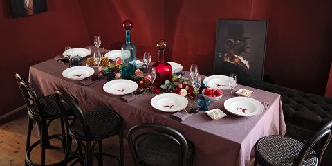 0320-Bordeauxroter-Hirsch-GmundnerKeramik-Tisch-QF-RGB_960x480