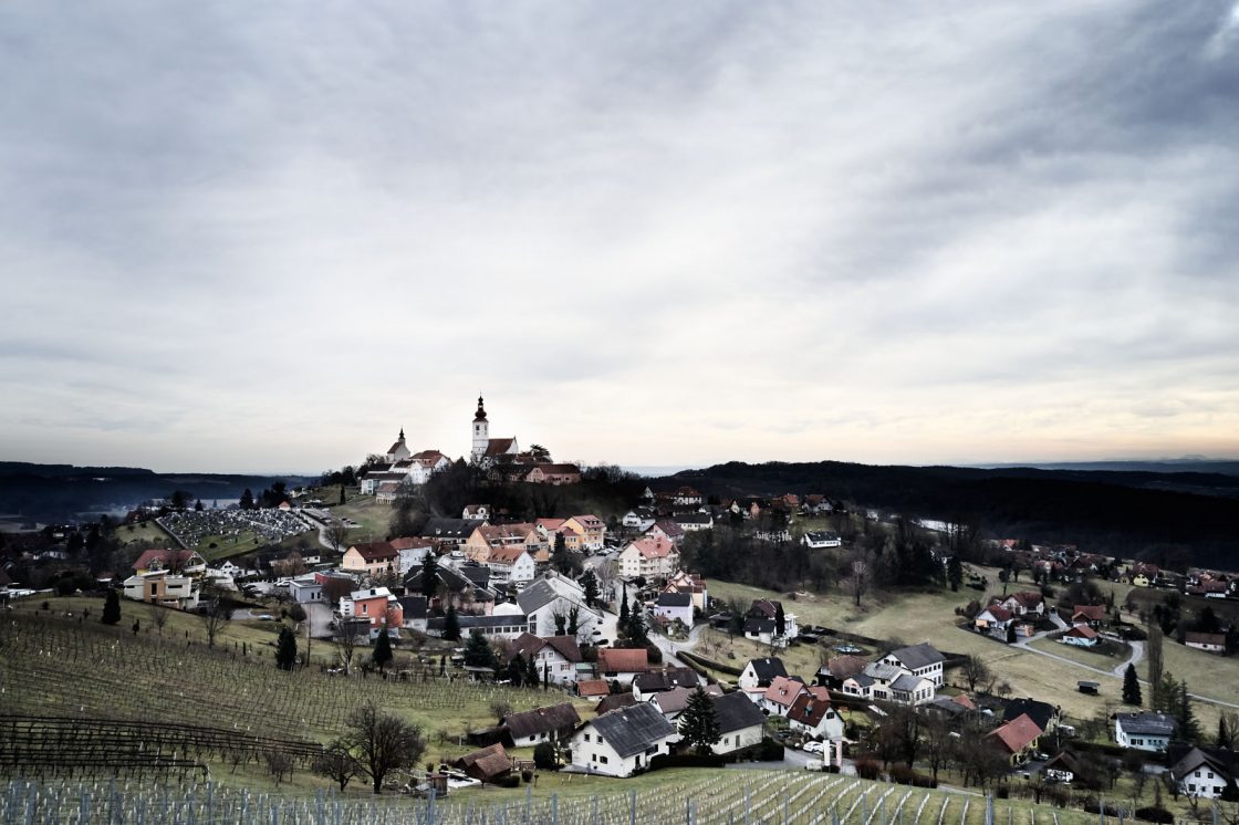 DJI_0158 IM ENTZÜCKENDEN STRADEN FINDET HARALD IRKA IM EINKLANG MIT DER NATUR ALLES, WAS ER BRAUCHT, UM „GANZ NORMAL ZU KOCHEN“. SO WOHLKLINGEND WIE WOHLSCHMECKEND SIND DIE NAMEN DER ZUTATEN UND REZEPTE.