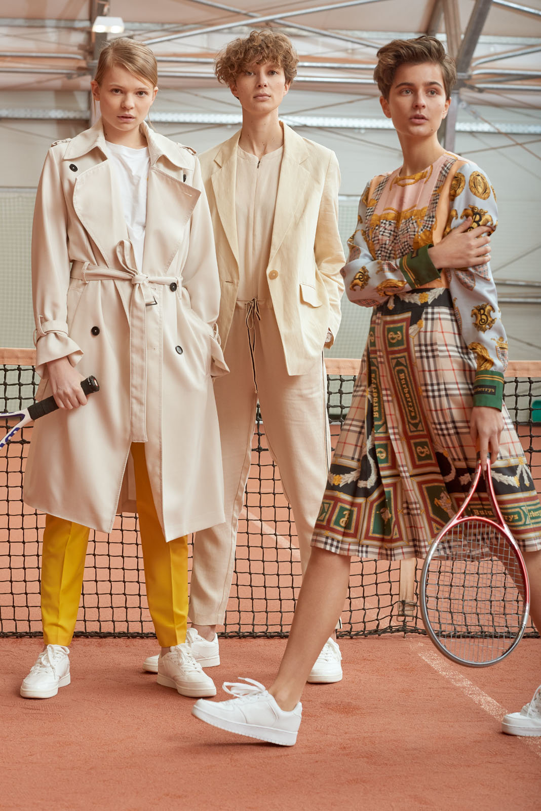 k_und_ö_tennis_8995 RGB Linke Seite — Links: Trenchcoat um € 399,– und Hose um € 159,–, beides von Drykorn, T-Shirt von Tommy Hilfiger um € 29,90. Mitte: Blazer von Drykorn um € 299,95, Jumpsuit von Lanius um € 199,90. Rechts: Kleid von Burberry um € 1.590,– *. * online nicht verfügbar