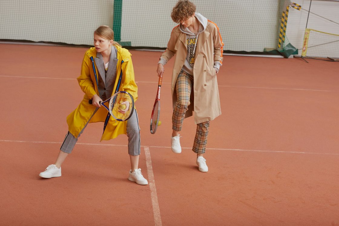 k_und_ö_tennis_9275 RGB Rechte Seite — Links: Parka von LangerChen um € 179,–, Blazer um € 249,– und Hose um € 149,–, beides von Tommy Hilfiger. Rechts: Trenchcoat von Only um € 59,99, Sweater von CK Jeans um € 109,90, Hose von Burberry um € 590,– *. * online nicht verfügbar