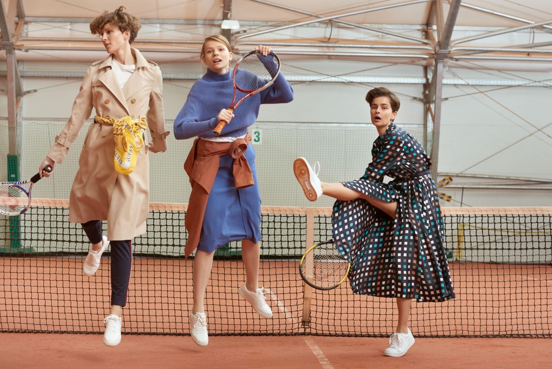 k_und_ö_tennis_9494 RGB Links: Trenchcoat um € 199,90 und Tuch um € 39,90, beides von Guess, T-Shirt von Oui um € 19,95, Hose von Only um € 39,99. Mitte: Pullover um € 249,– und Rock um € 199,–, beides von Hugo Boss, Parka von Lanius um € 199,–. Rechts: Kleid von Hugo Boss um € 499,–.