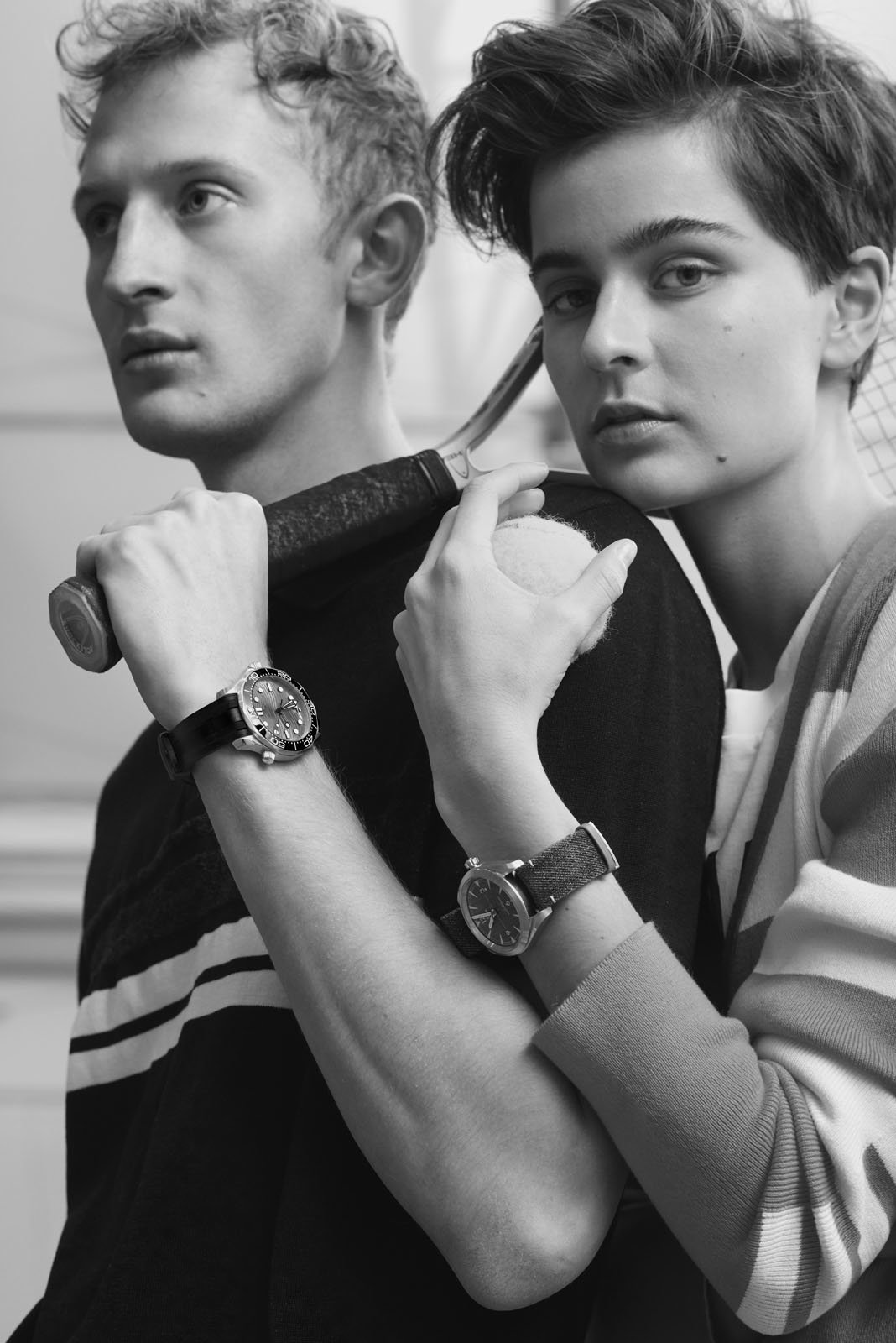 k_und_ö_tennis_9544 RGB ,–. Er: Poloshirt von Emporio Armani um € 165,–, Uhr von Omega um € 4.400,–. Sie: Weste um € 99,95 und T-Shirt um € 39,95, beides von Rich & Royal, Uhr von Omega um € 4.500,–. Beide Uhren von Juwelier — Uhren Weikhard.