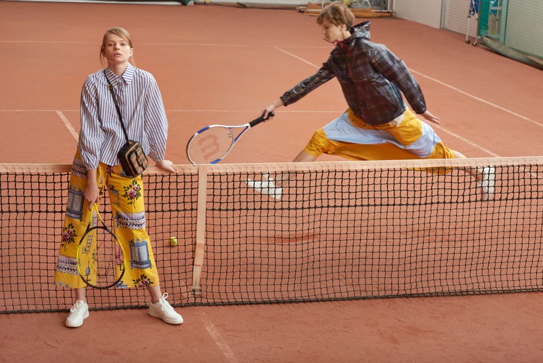 k_und_ö_tennis_9667 RGB Links: Hemd von La Fée Maraboutée um € 89,99, Hose von Weekend by Max Mara um € 209,–, Tasche von Burberry um € 790,– *. Rechts: Jacke von Pepe Jeans um € 99,95, Rock von Only um € 59,99. * online nicht verfügbar
