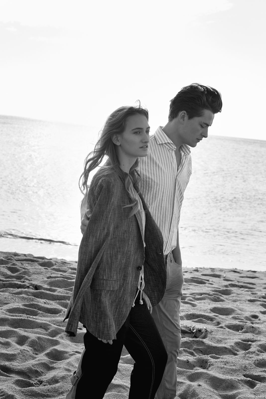 k_und_ö_tunesien_beachwear_sujet02_0843 RGB Sie: Weste von Max Mara Studio um € 209,–, Tank Top um € 79,95 und Jeans um € 179,95, beides von Drykorn. Er: Hemd von Joop um € 89,95, Chinos von Mac um € 99,95, Sakko (über ihren Schultern) von CG um € 229,95.
