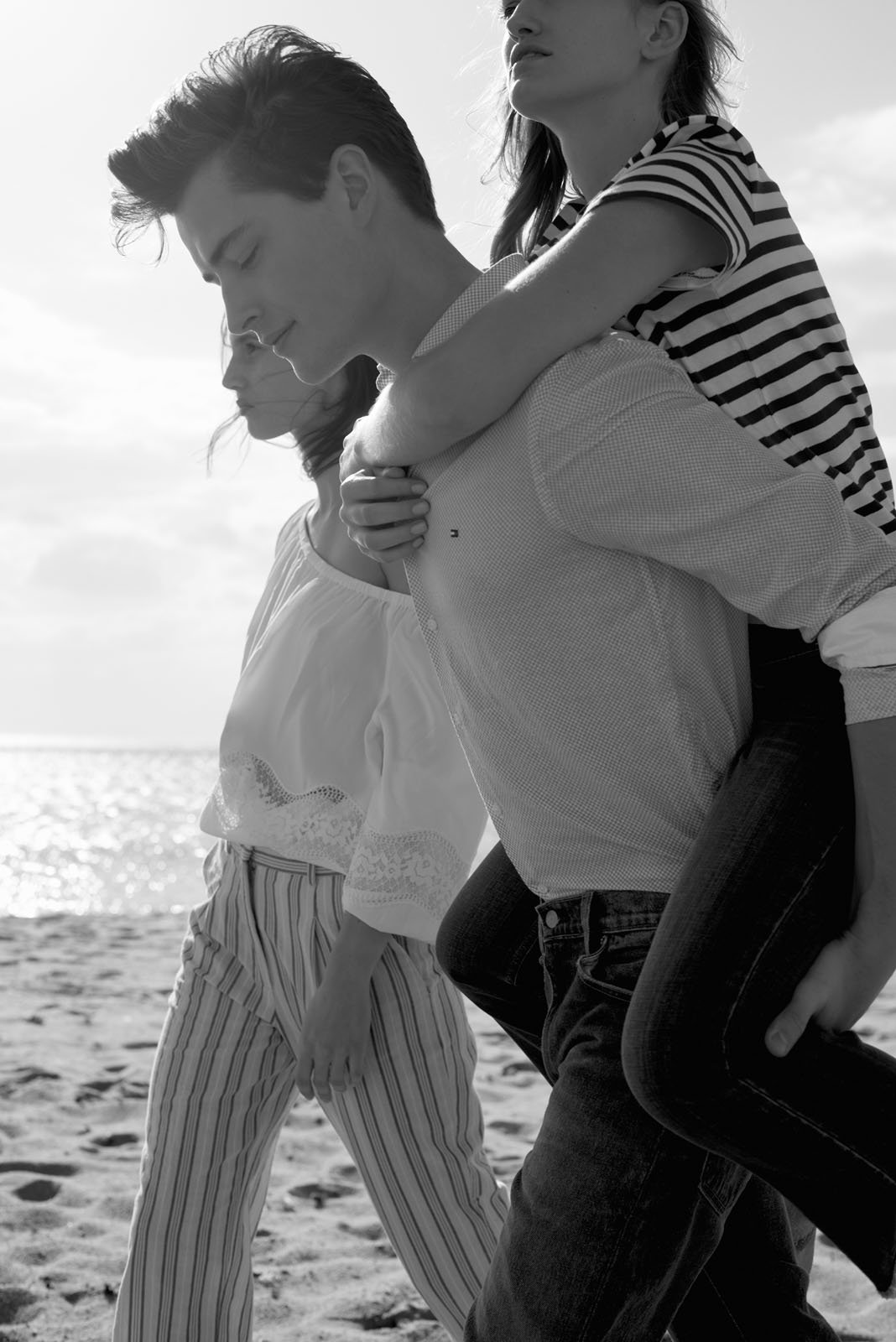 k_und_ö_tunesien_beachwear_sujet03_1440 RGB Links: Carmenbluse von Guess um € 79,90, Hose von Marc O’Polo um € 129,95. Mitte: Hemd von Tommy Hilfiger um € 99,90, Jeans von Levi’s um € 89,95. Rechts: T-Shirt von Only um € 16,99, Jeans von Mac um € 94,95.