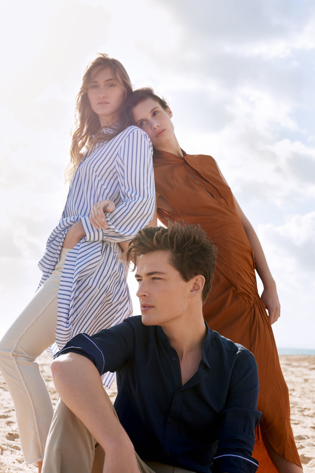 k_und_ö_tunesien_beachwear_Sujet_06_2867 RGB Links: Hemdblusenkleid von La Fée Maraboutée um € 119,–, Hose von Mos Mosh um € 99,–. Mitte: Hemd von Scotch & Soda um € 79,95, Chinos von Selected Homme um € 59,95. Rechts: Kleid von Self-Portrait um € 359,–.